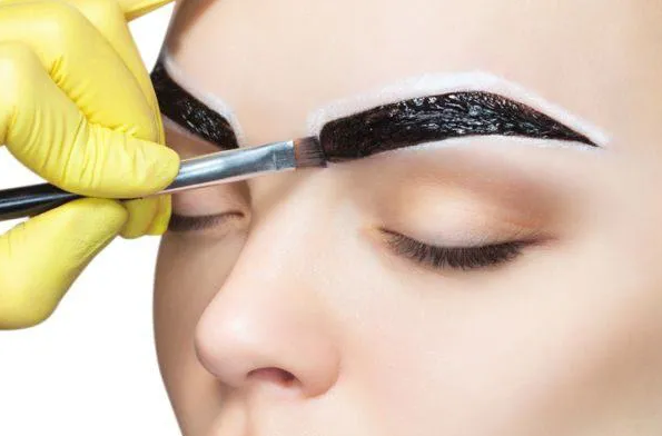 ¿Cómo disimular las canas de las cejas?