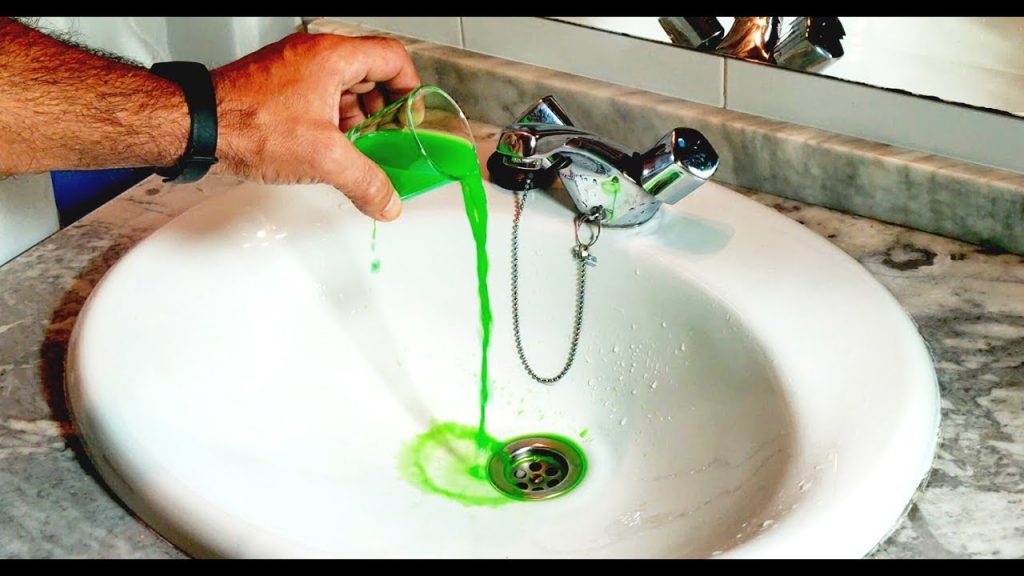Agua y detergente para acabar con el mal olor de las tuberías 