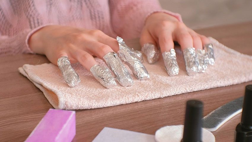 Cuidados ideales para quitar el esmalte y manicura permanente sin problemas 