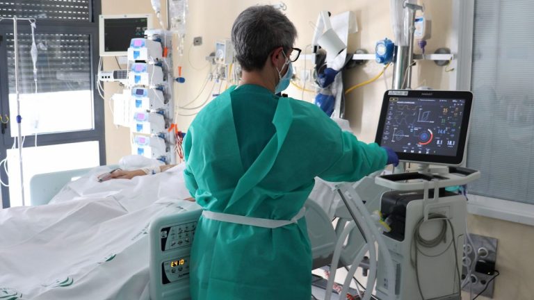 Andalucía vuelve a superar los 2.000 casos, eleva su tasa hasta 224 y suma seis muertes