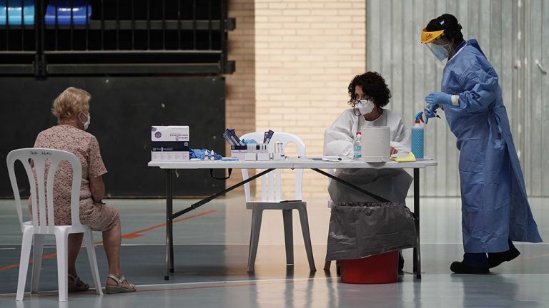 Andalucía suma 2.800 casos, registra tres muertes y eleva su tasa Covid a 243
