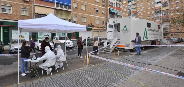 Andalucía suma 3.561 casos, tres muertes y la tasa sube 20 puntos hasta 334,6