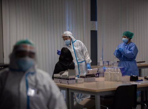 AMP.- Coronavirus.- Andalucía sube por tercer día su tasa hasta 170 y registra 1.595 casos y cinco muertes