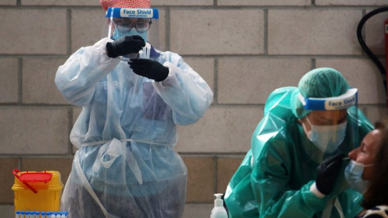 Andalucía sube su tasa a 433, suma ocho muertos y 3.560 casos en un día