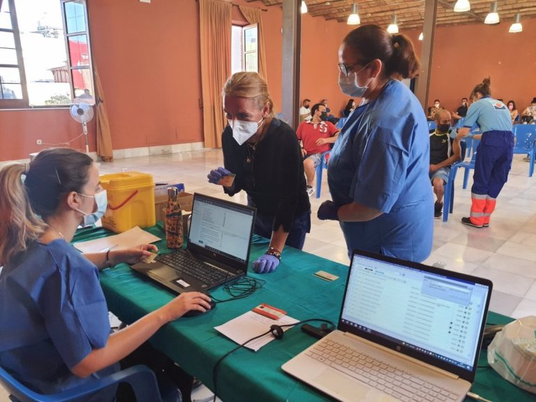 Andalucía convoca la primera vacunación masiva para jóvenes en Distrito Poniente