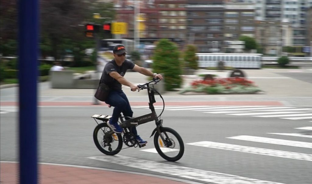 Ciclista con bicicleta eléctrica.