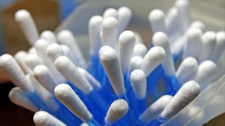 Bastoncillos de los oídos: los motivos por los que no debes usarlos