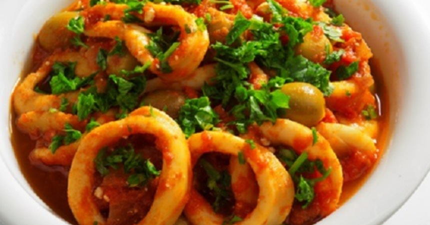 Calamares a la malagueña: el plato marinero que se come con cuchara