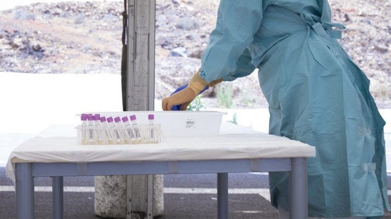 Canarias suma otros 327 positivos en una jornada sin fallecidos