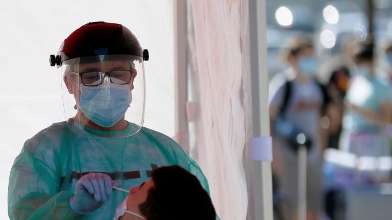 Cantabria tiene casi 8.000 casos activos, la cifra más alta de toda la pandemia