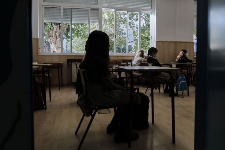 Cataluña aprueba prorrogar los refuerzos de personal en los centros educativos