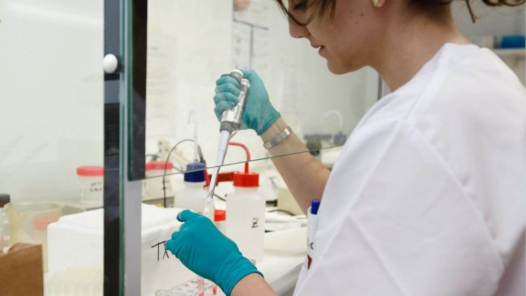 Descubiertas dos variantes de un gen asociadas a formas graves de covid en jóvenes