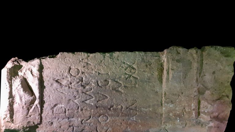 Descubren una lápida funeraria romana en la Alquería Falcó de Valencia