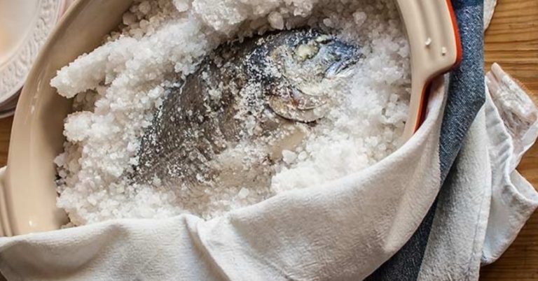 Lubina a la sal: la señal que te avisa de que el pescado está en su punto