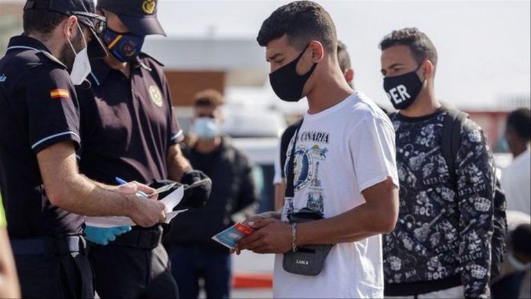 Dos detenidos en Santiago por estafar a inmigrantes haciéndose pasar por abogados