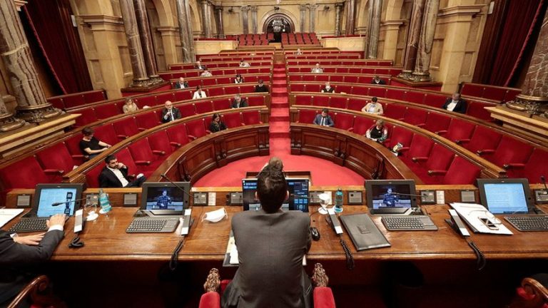 ERC, Junts, CUP y Vox rechazan en el Parlament abrir el diálogo en Cataluña en la mesa de partidos