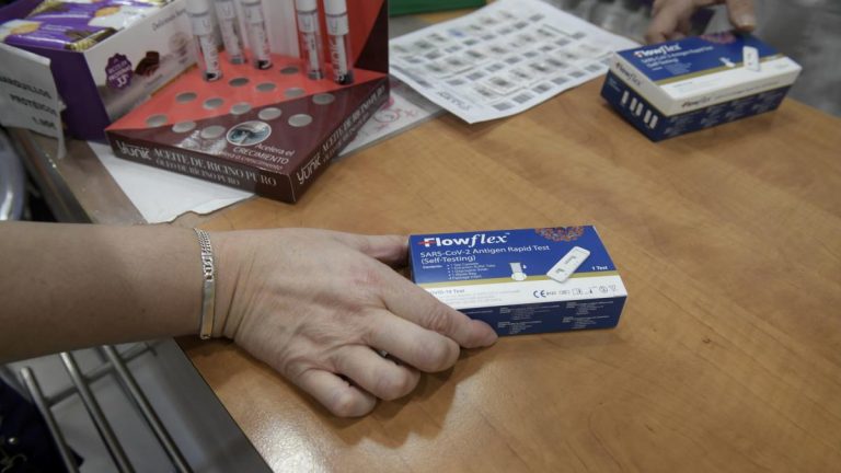 El Consejo de Ministros aprueba la venta sin receta de test de antígenos en farmacias