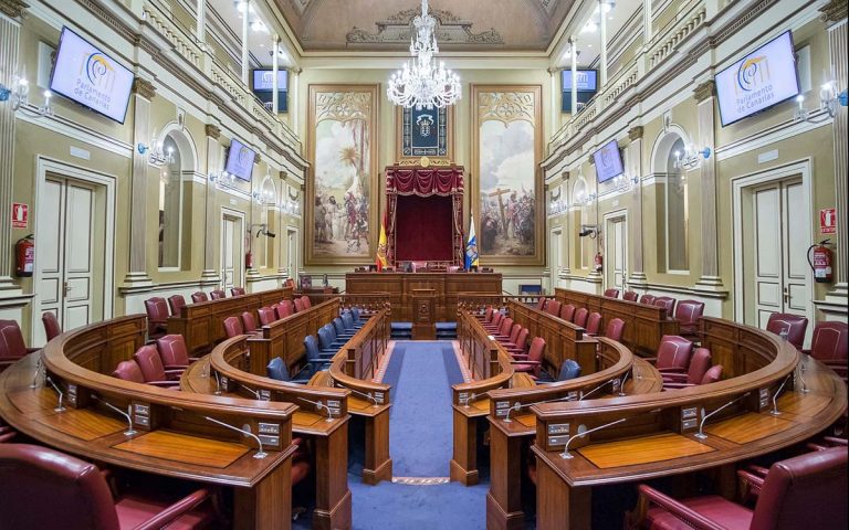 El Parlamento de Canarias vuelve a cerrar filas en defensa del REF frente al Estado