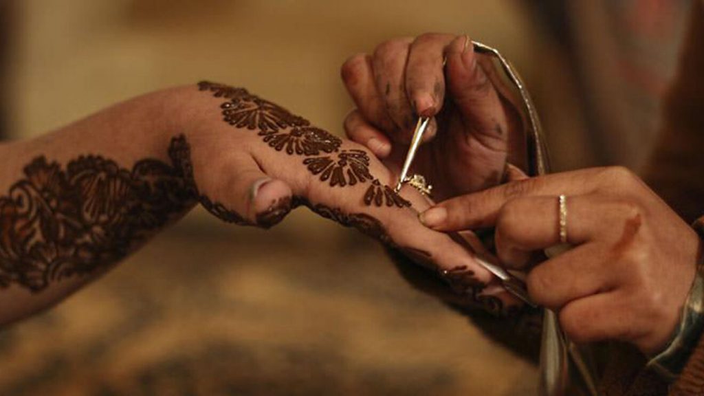 Calcomanías y tatuajes temporales de henna negra: son peligrosos para la piel de los pequeños