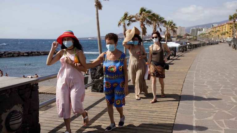 España eleva las previsiones de turistas internacionales a 16,9 millones