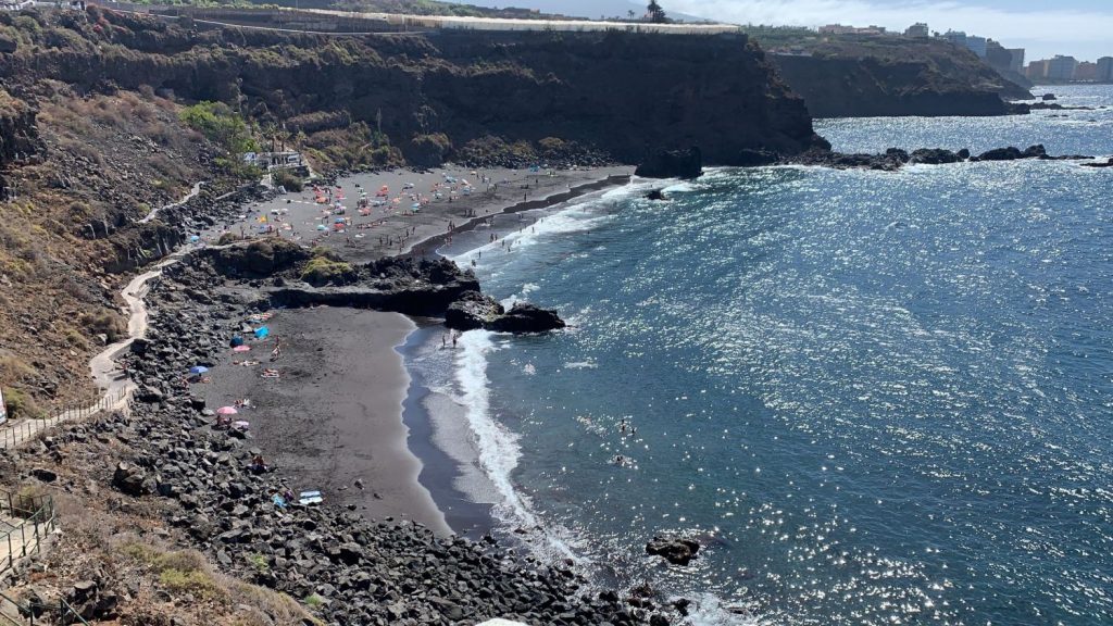 Playa de El Bollullo en Tenerife y sus arenas volcánicas