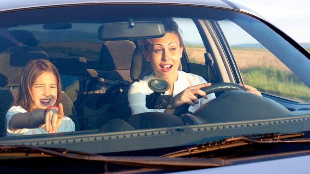 Sentarse en el asiento delantero