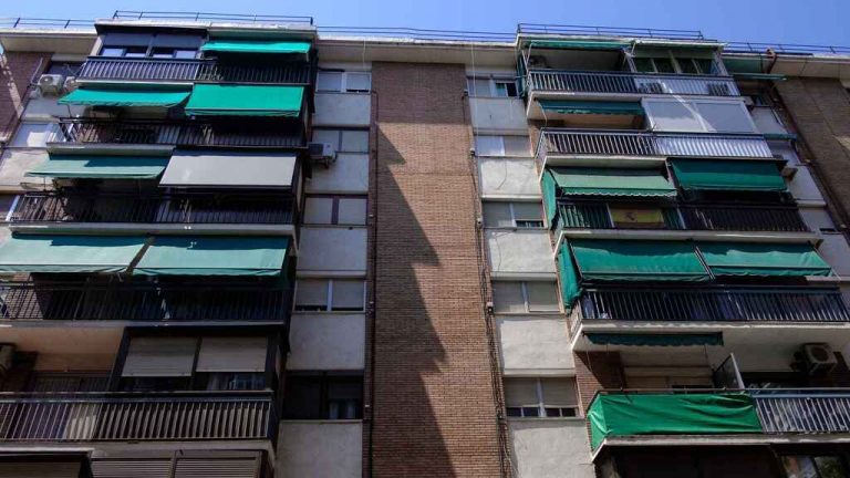 Este es el motivo por el que los toldos en España son verdes