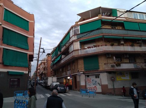 Este-es-el-motivo-por-el-que-los-toldos-en-Espana-son-verdes-4