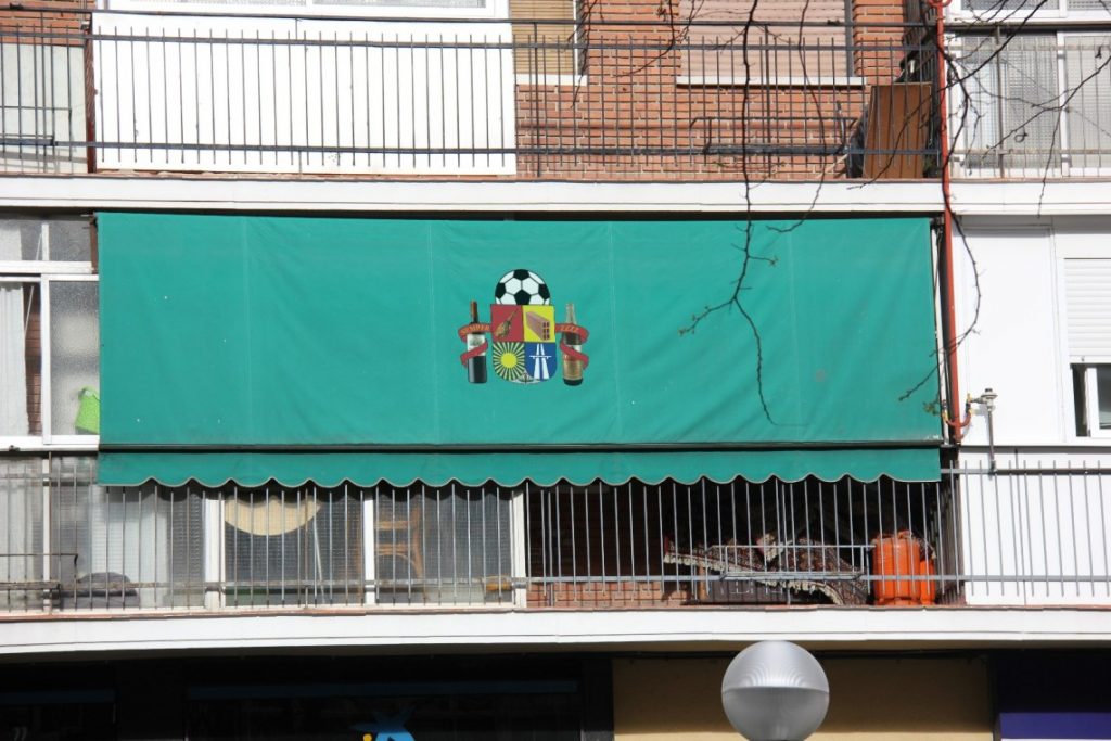 Los toldos verdes son la definición de una calle española tradicional