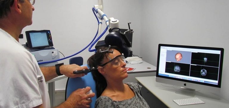 La estimulación transcraneal junto a la realidad virtual mejoran la rehabilitación tras un ictus