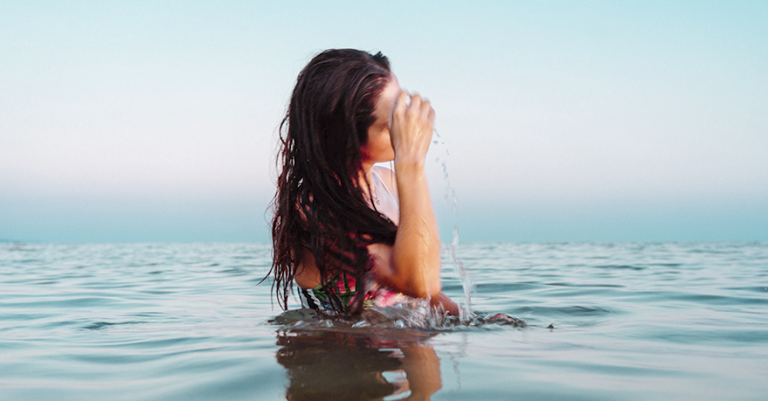 Esto es todo lo que hace el agua de mar a tu piel