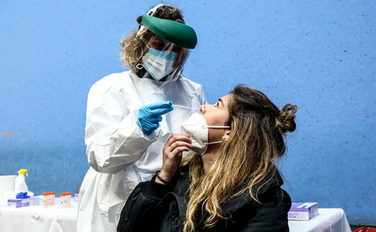 Euskadi continúa el aumento de contagios, con 989 casos, sin muertes