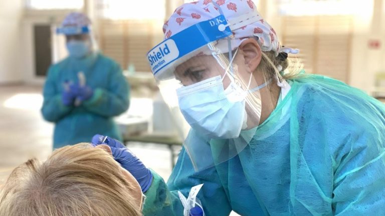 Extremadura supera los 300 positivos en un día con la incidencia en 228