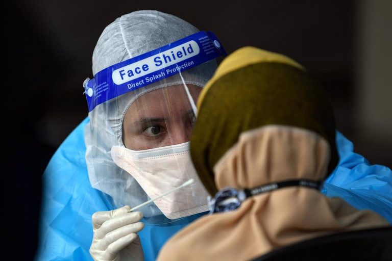 Los positivos descienden en Extremadura hasta los 458