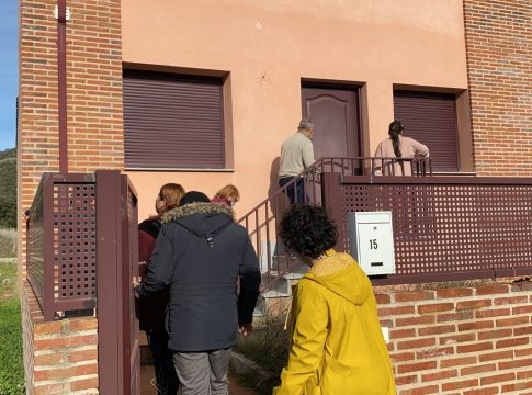 Fundación Madrina propone realojar en pueblos a las familias de la Cañada Real