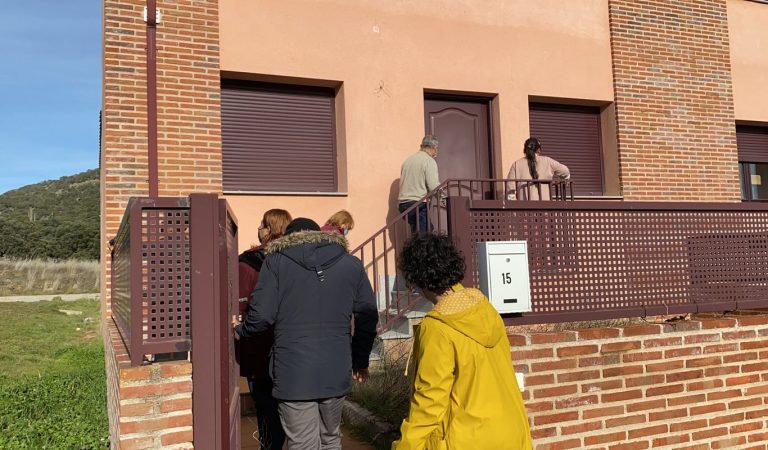 Fundación Madrina propone realojar en pueblos a las familias de la Cañada Real