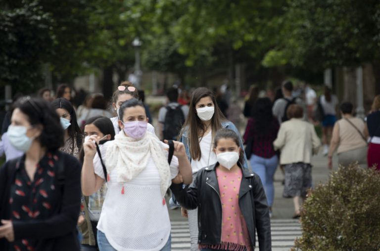 Galicia supera los 300 hospitalizados y mantiene los contagios por encima del millar