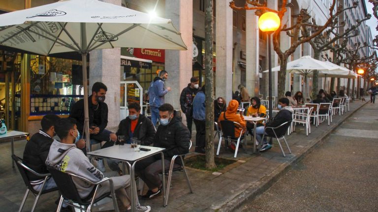 Galicia descarta el toque de queda y aboga por compatibilizar la hostelería