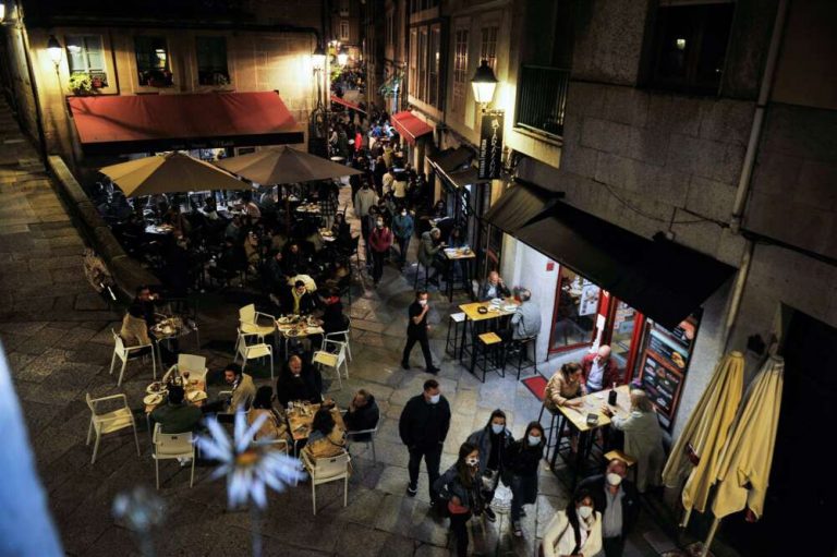 La justicia gallega autoriza limitar las reuniones de madrugada