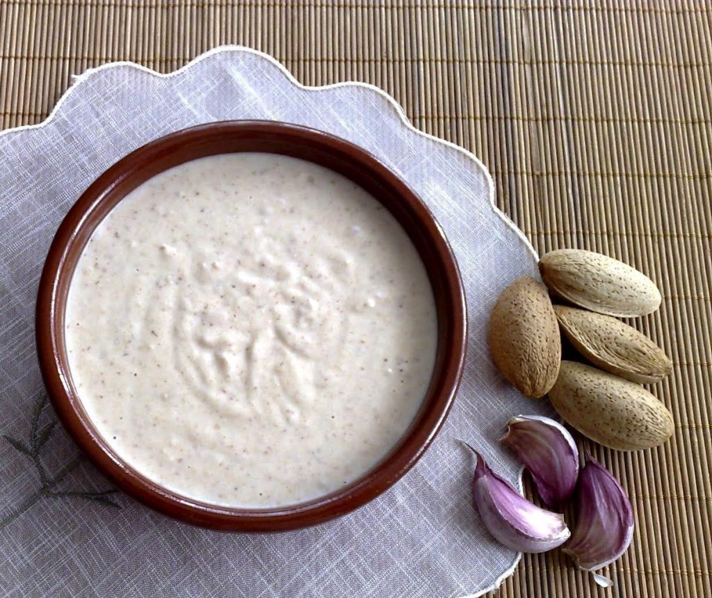El ajo blanco es una receta extremeña parecida al Gazpacho