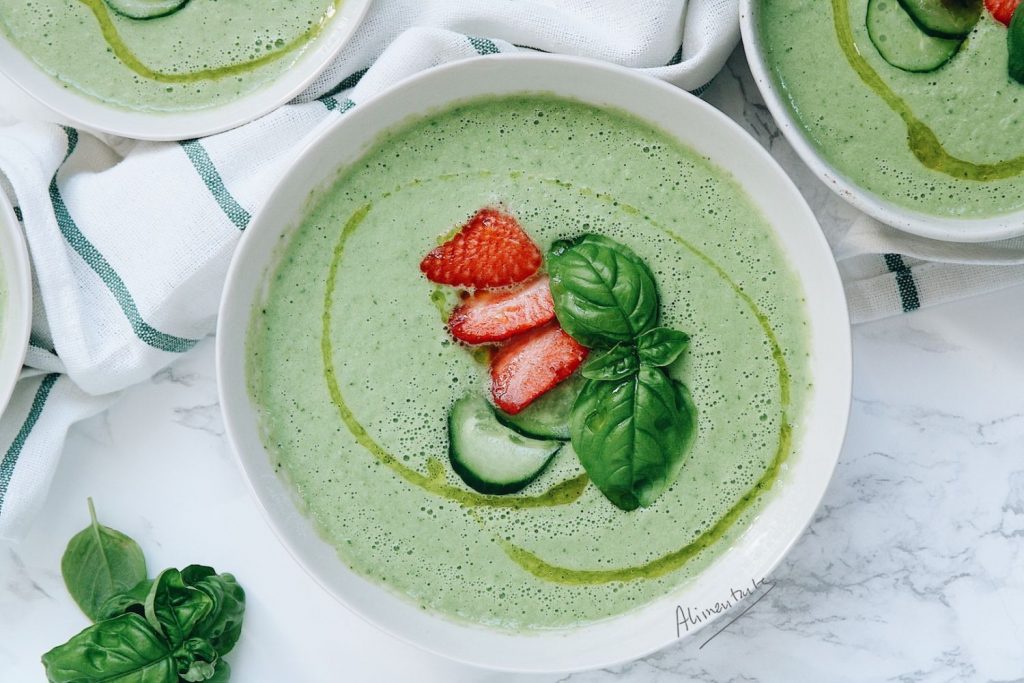 Gazpacho de pepino y albahaca muy refrescante