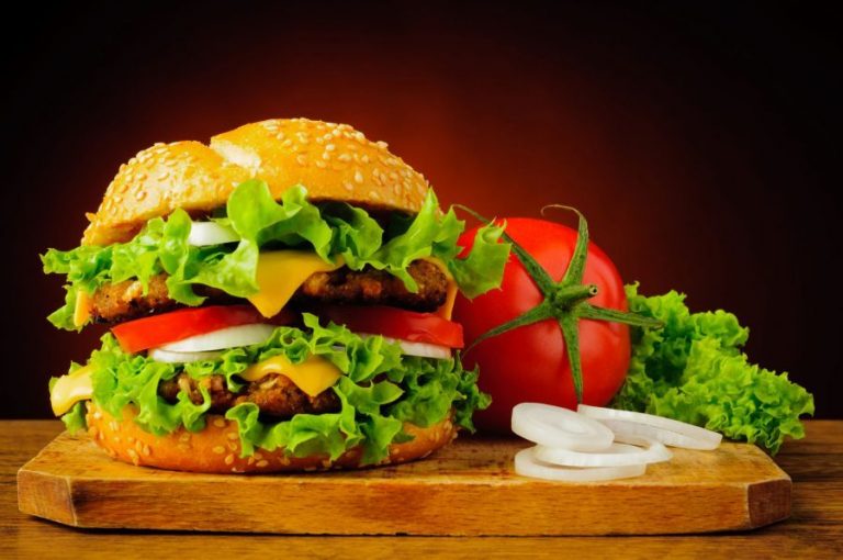 Hamburguesa: así debes colocar los ingredientes en el pan para que no se desmonte