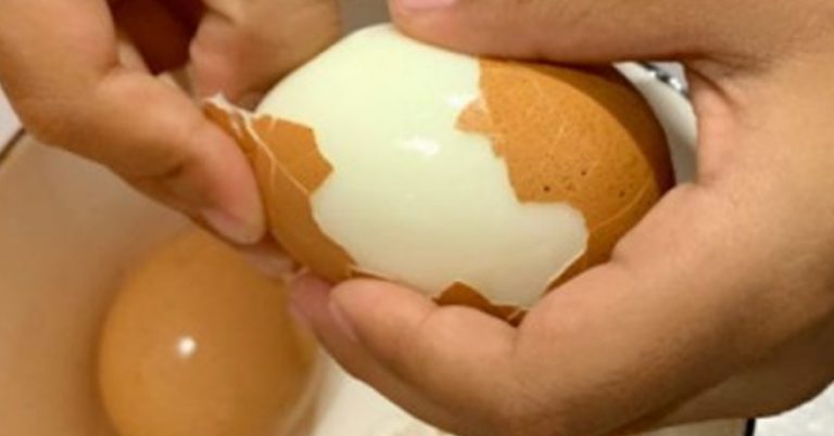 Huevos cocidos: el truco más viral para pelarlos en segundos