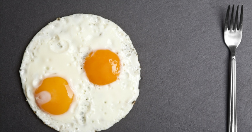 Huevos fritos: el truco para hacerlos sin aceite