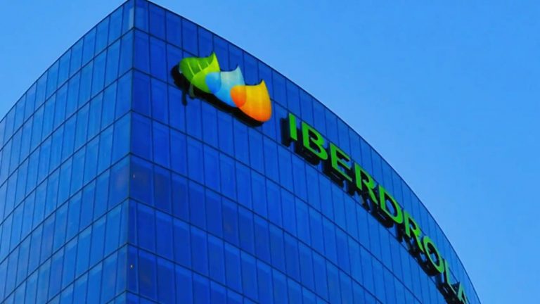 Iberdrola se alía con Irizar para impulsar el transporte de autobuses sostenible