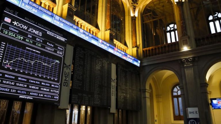 El Ibex 35 cede un 2,5% en la media sesión y cae por debajo de la cota de los 8.700 puntos