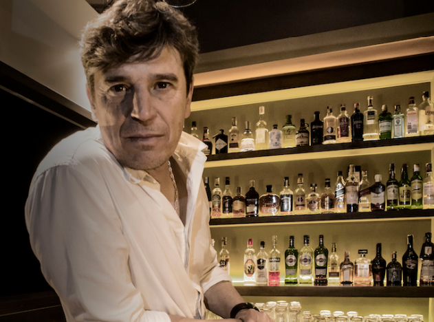 Javier Ojeda decantando