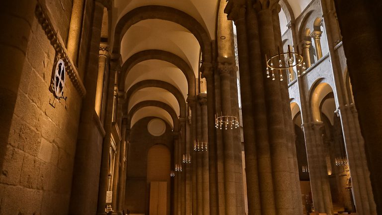 La Catedral de Santiago estrena iluminación interior con más de 700 luces