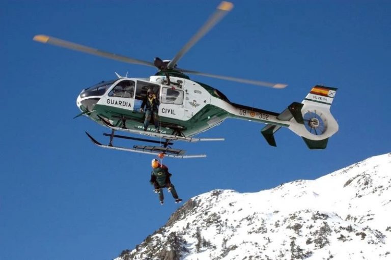 La Guardia Civil rescata a tres personas, una fallecida, en la montaña leonesa