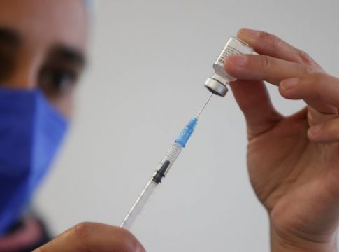 Los mayores de 35 años pueden pedir cita por teléfono para vacunarse